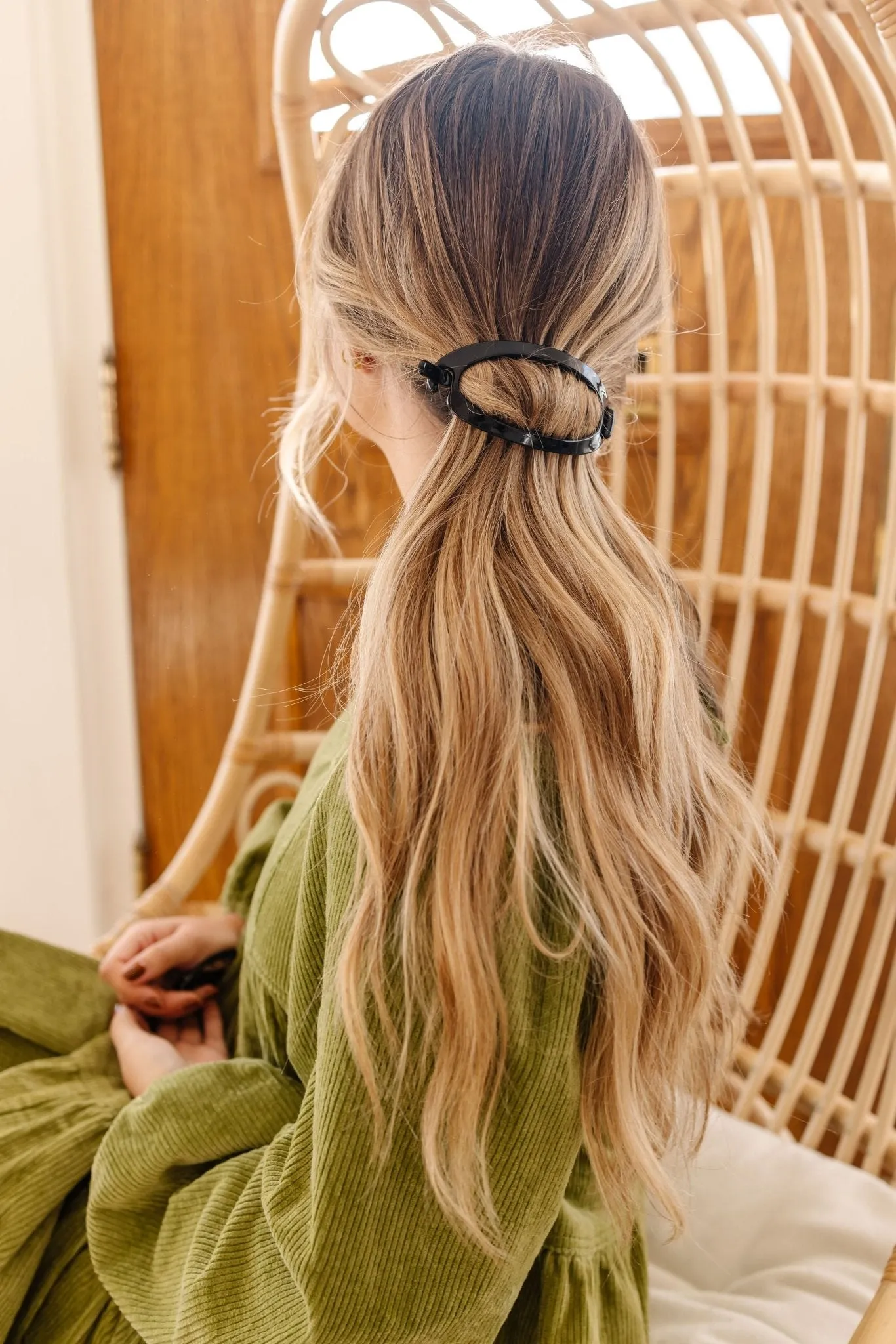 Cutout Oval Clip Andi