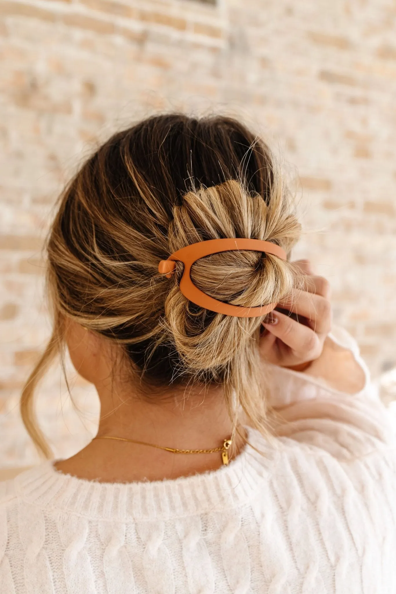 Cutout Oval Clip Andi