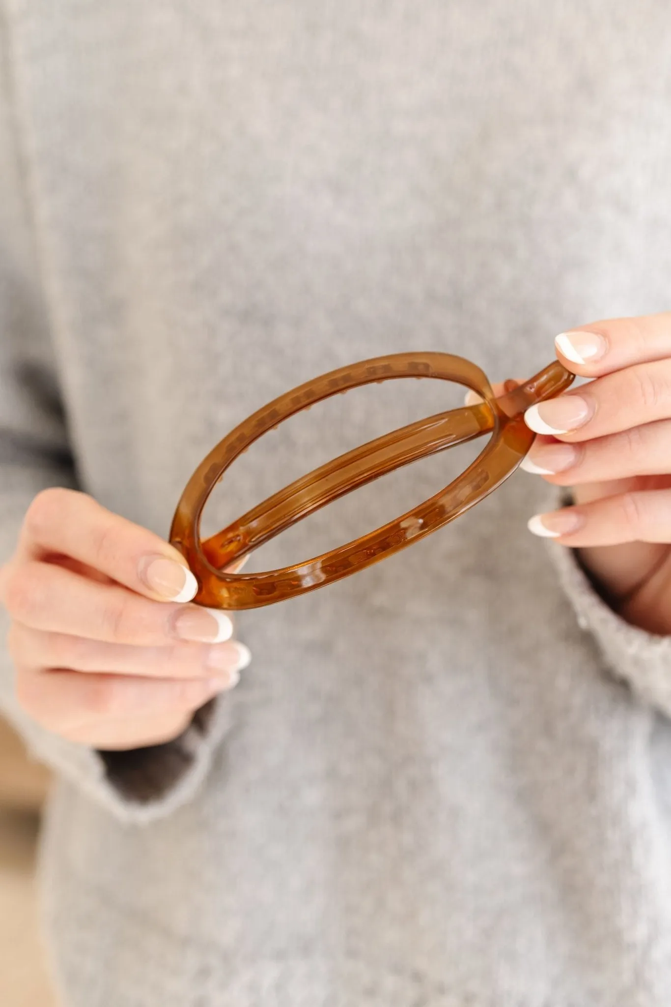 Cutout Oval Clip Andi