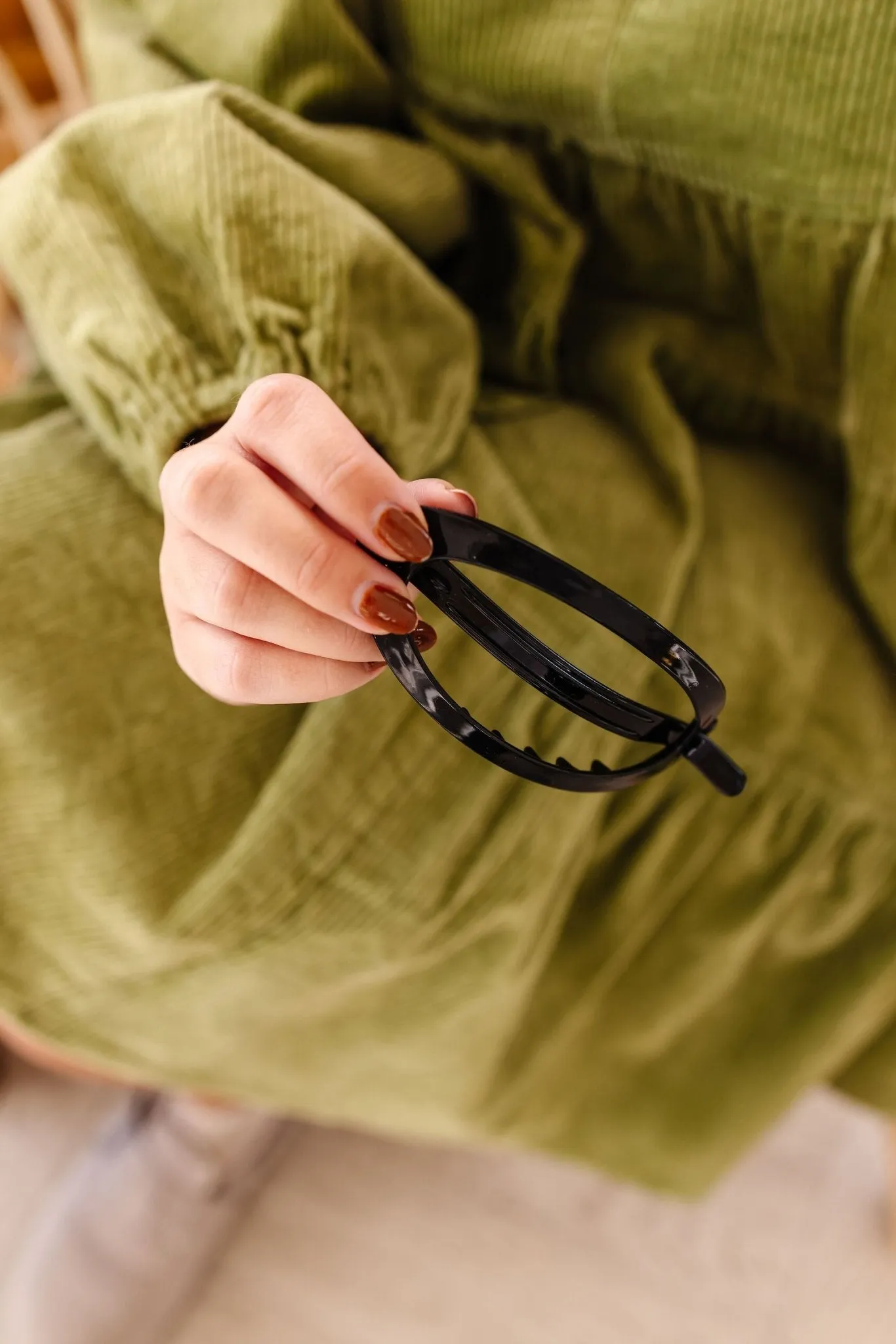 Cutout Oval Clip Andi