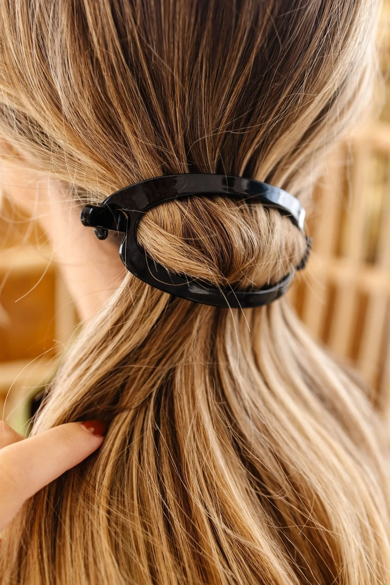 Cutout Oval Clip Andi