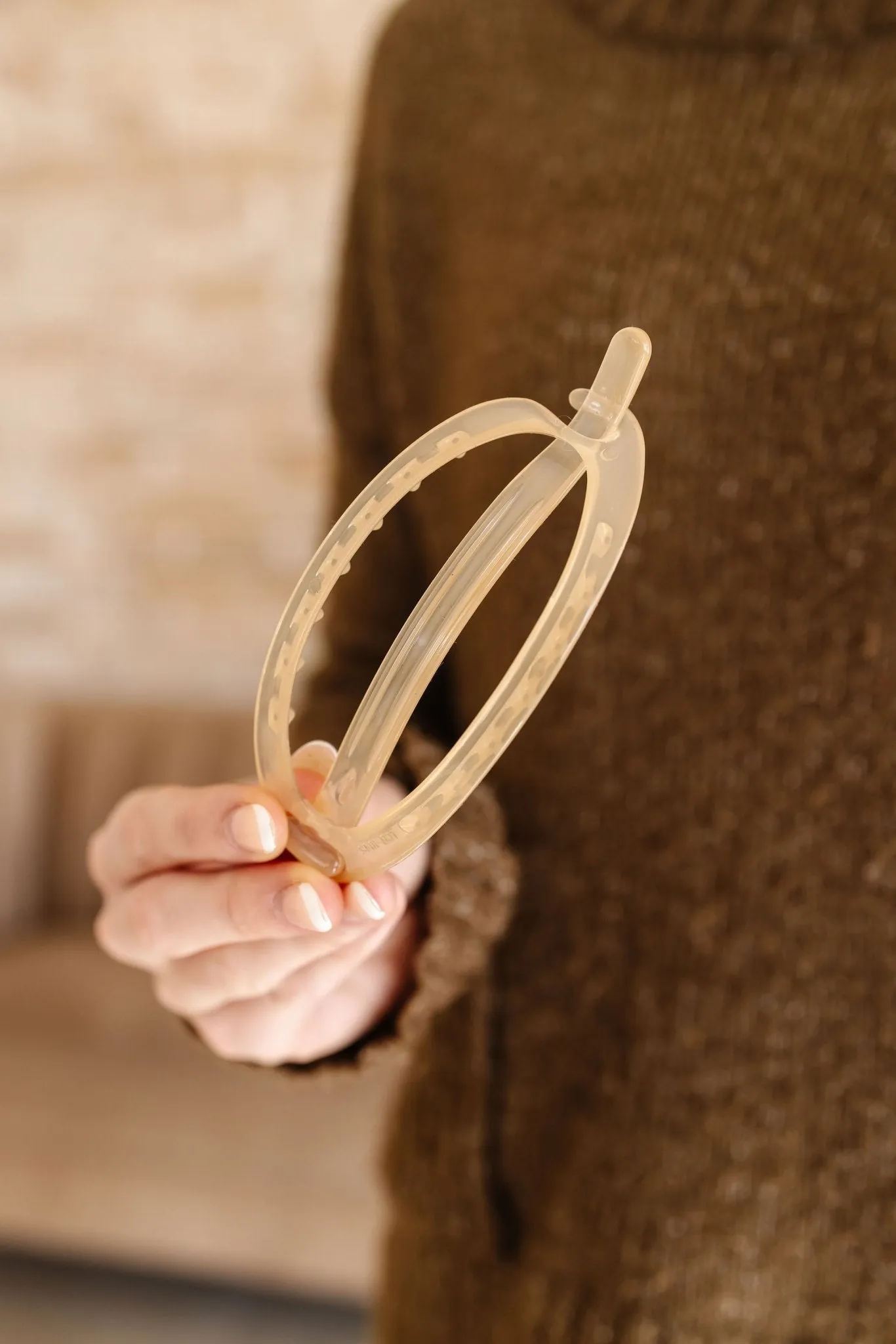 Cutout Oval Clip Andi