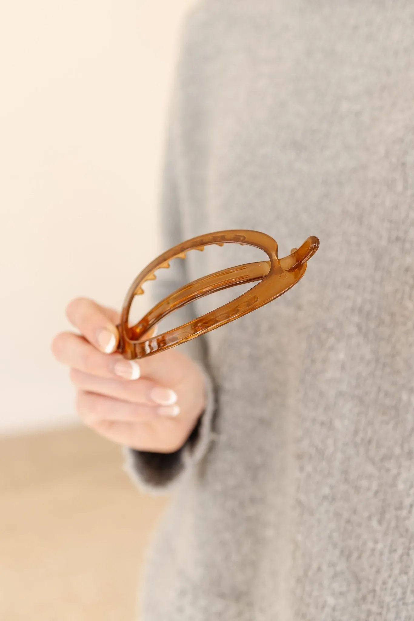 Cutout Oval Clip Andi