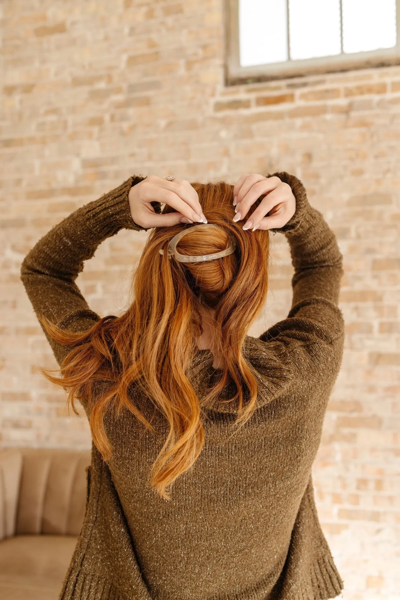 Cutout Oval Clip Andi