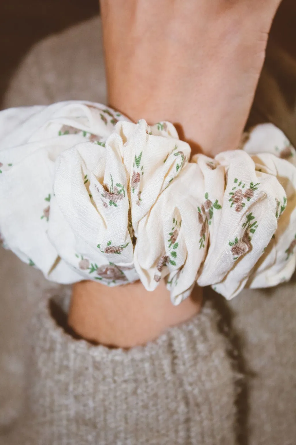 Neutral Floral Jumbo Scrunchie Andi