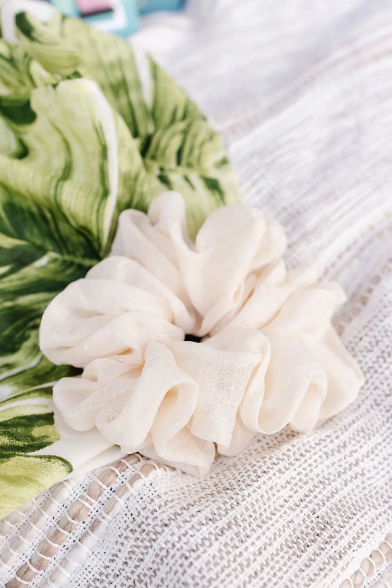 Pearl Jumbo Scrunchie Andi